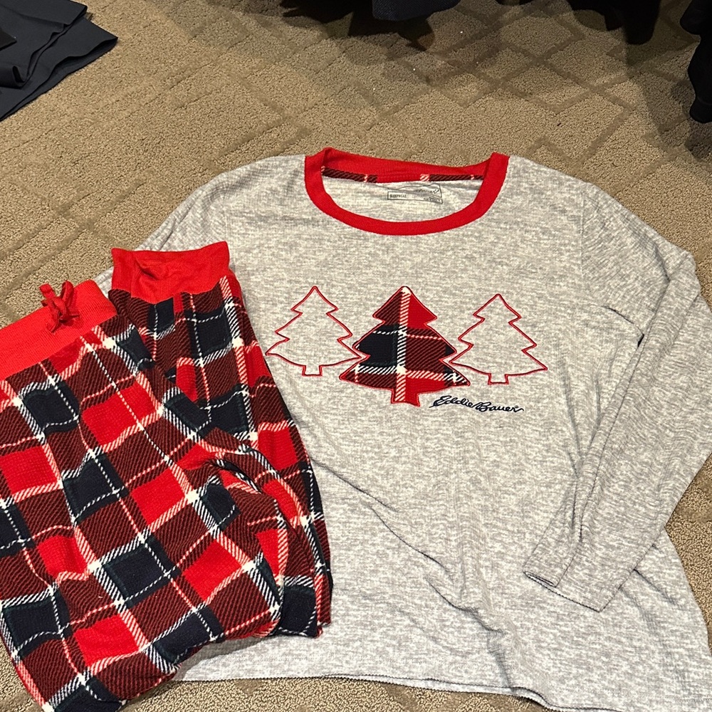 Eddie Bauer women’s holiday Pajama Set - Gray and Red Plaid